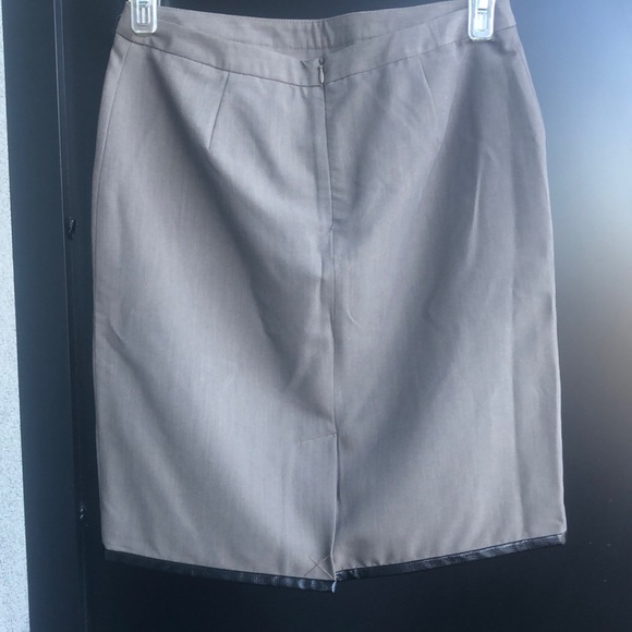 Grey Skirt w Faux Leather Lining - Picture 5 of 8